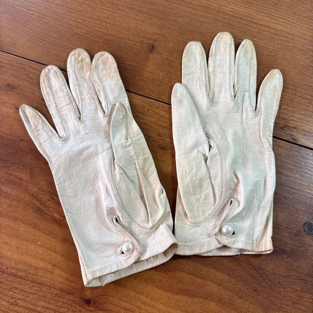 Vintage Miss Aris Cream Leather Gloves Faux Pearl Button Size 6 Short Wrist